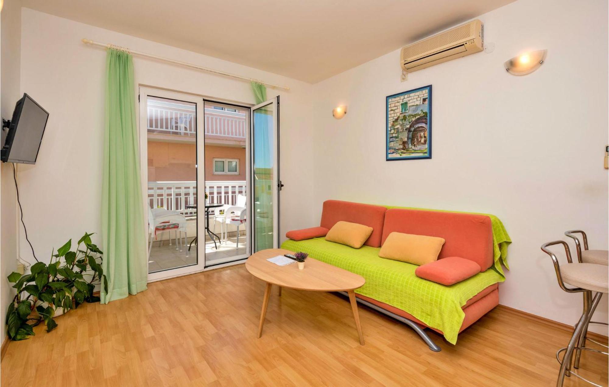 Lovely Apartment In Makarska With Kitchen Экстерьер фото